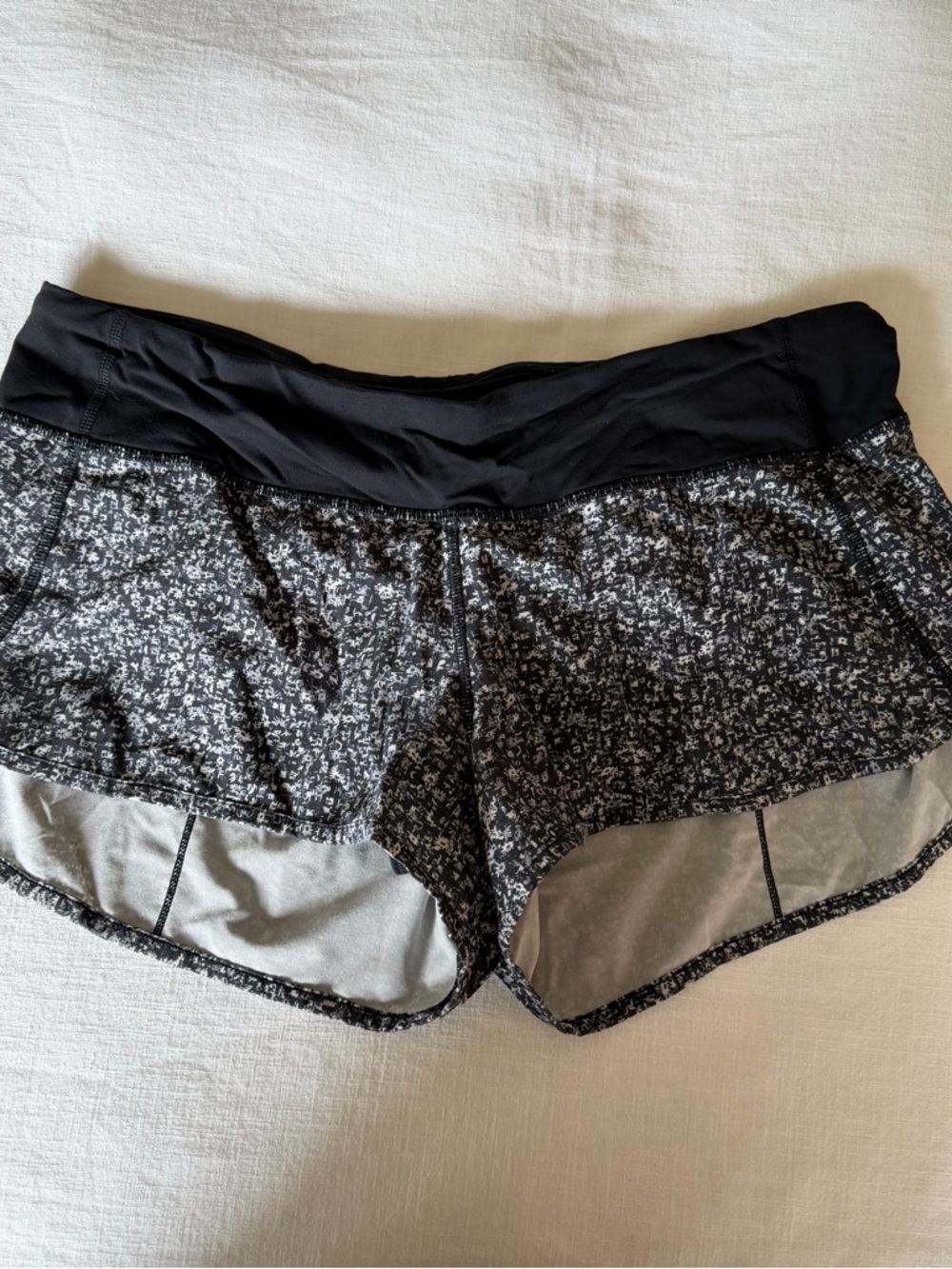 LuluLemon - Speed Up Low Rise Lined Shorts 2.5